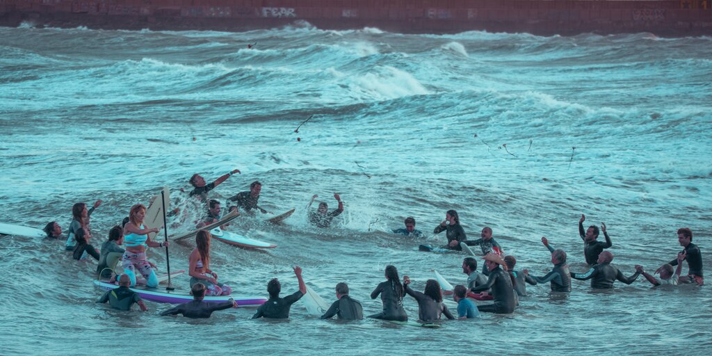 Comunidad de bodyboarders unidos en el agua